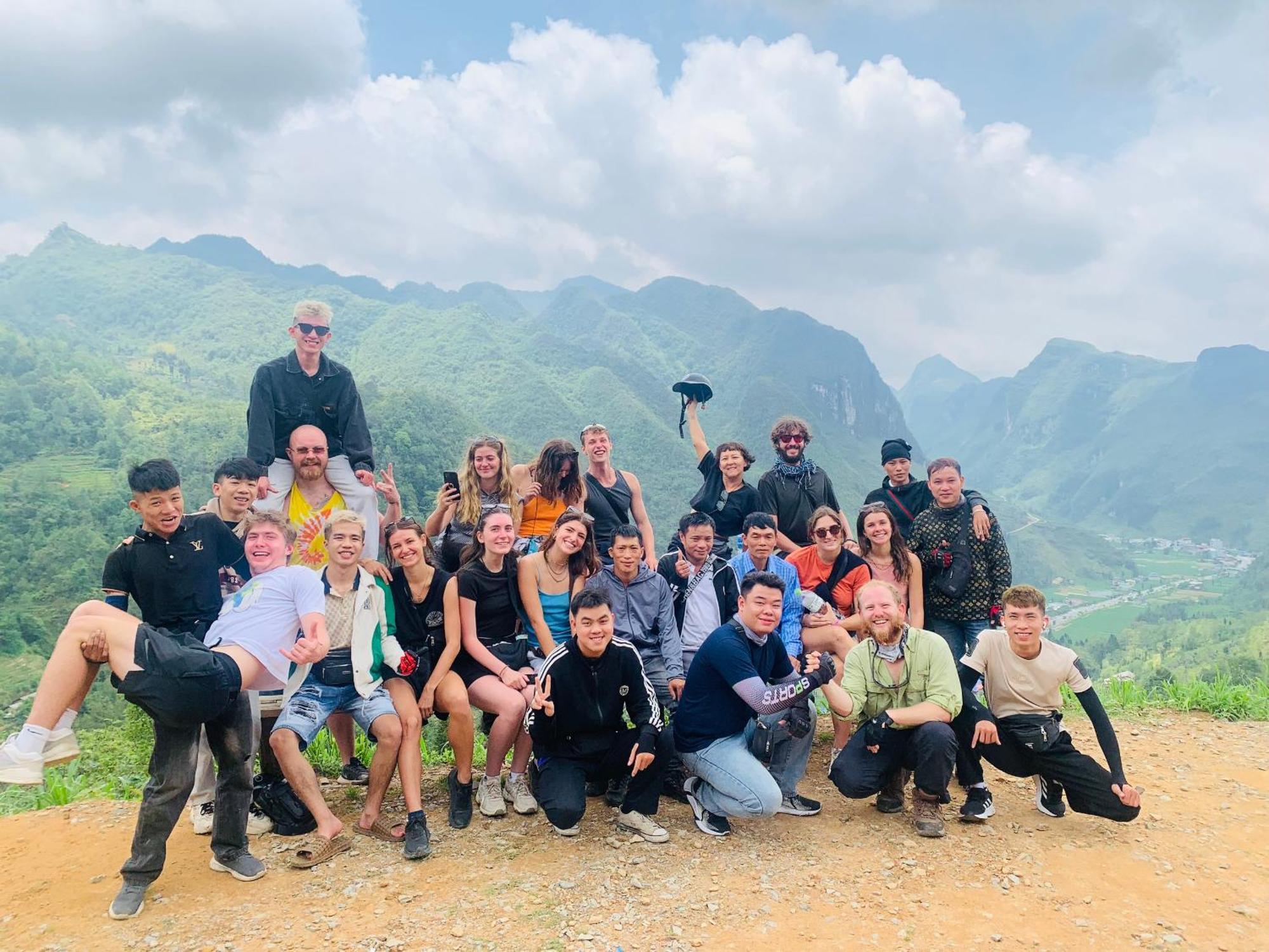 Ha Giang Safari Hostel & Motorbikes Buitenkant foto